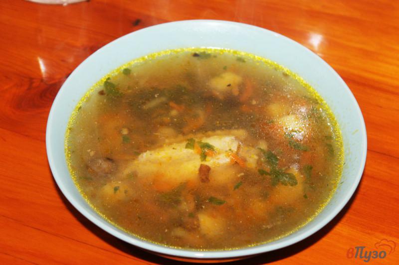 Фото приготовление рецепта: Картофельный суп с куриными крыльями и грибами шаг №5