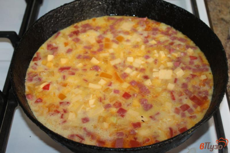 Фото приготовление рецепта: Омлет с колбасой сыром и луком шаг №4