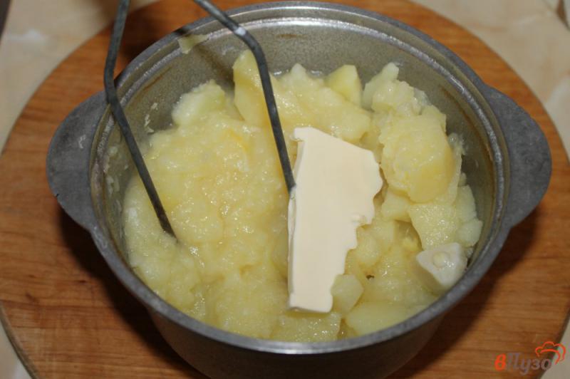 Фото приготовление рецепта: Картофельное пюре с чесноком и сливочным маслом шаг №4