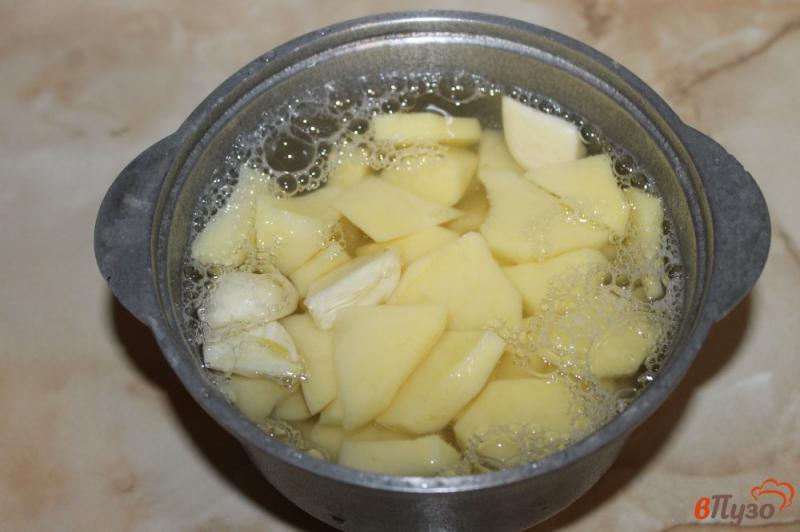 Фото приготовление рецепта: Картофельное пюре с чесноком и сливочным маслом шаг №3