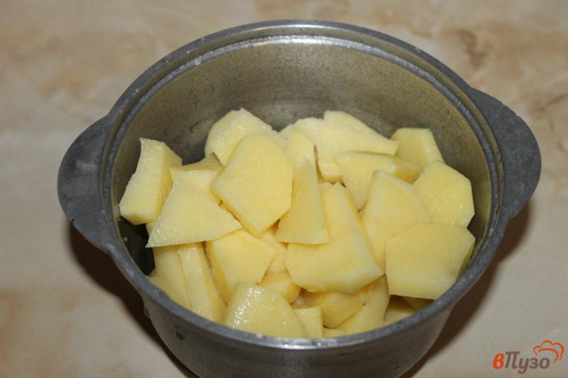 Фото приготовление рецепта: Картофельное пюре с чесноком и сливочным маслом шаг №1