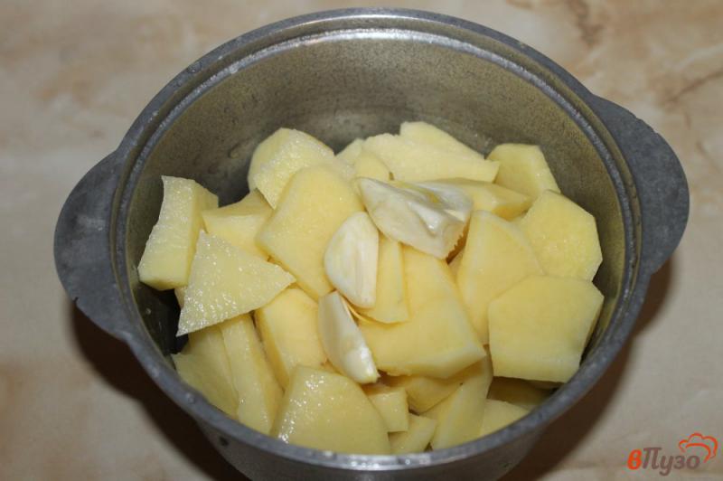 Фото приготовление рецепта: Картофельное пюре с чесноком и сливочным маслом шаг №2