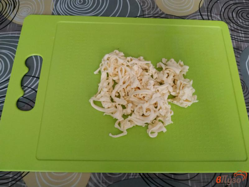 Фото приготовление рецепта: Салат мимоза с тунцом шаг №8