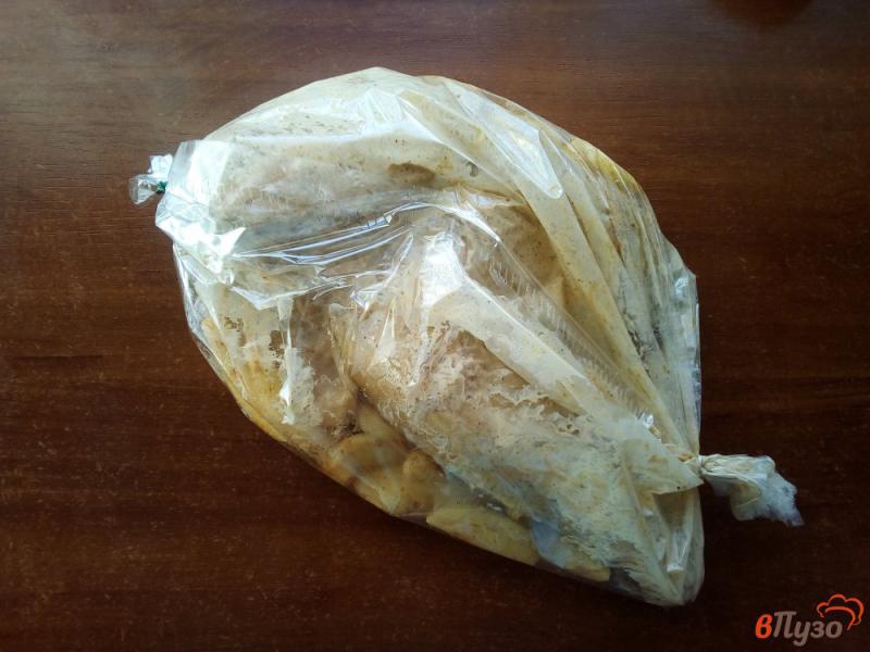 Фото приготовление рецепта: Домашний петух запечённый в духовке с картофелем шаг №5