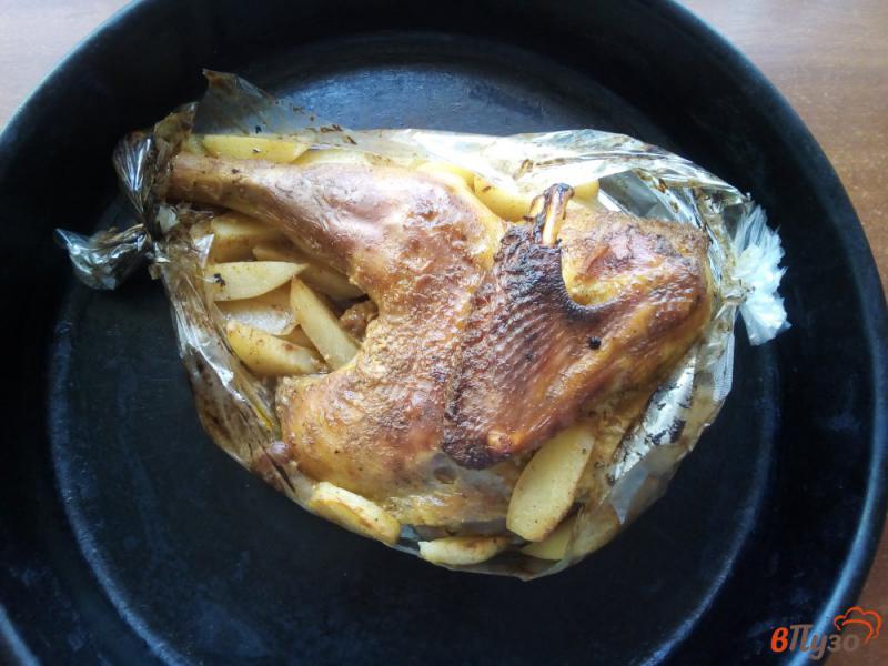 Фото приготовление рецепта: Домашний петух запечённый в духовке с картофелем шаг №6