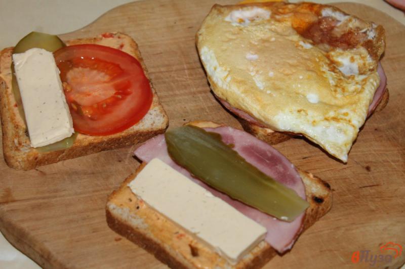 Фото приготовление рецепта: Сэндвич с яйцом и ветчиной на завтрак шаг №4