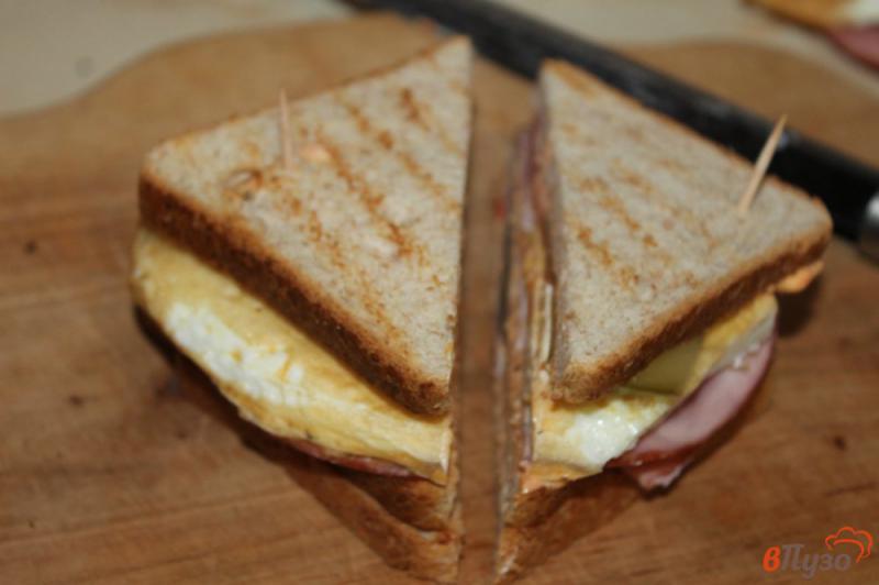 Фото приготовление рецепта: Сэндвич с яйцом и ветчиной на завтрак шаг №5