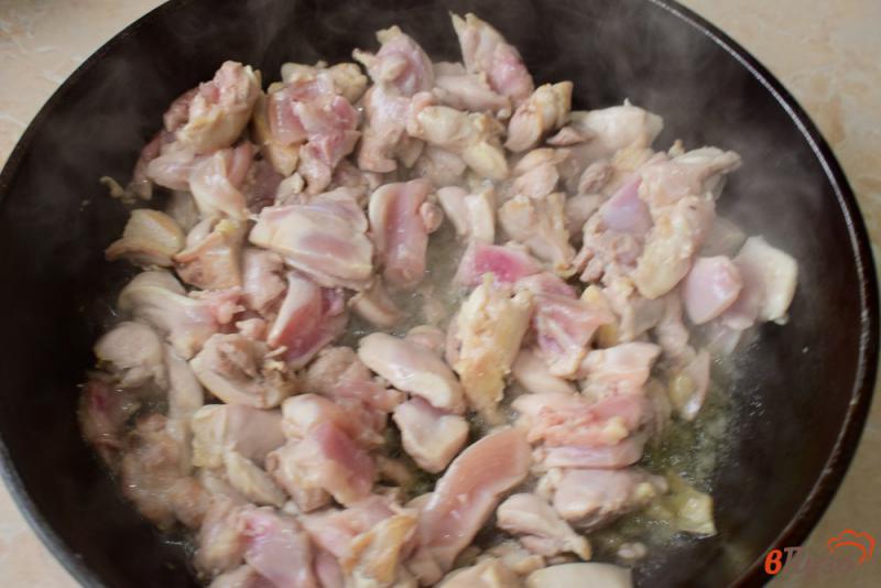 Фото приготовление рецепта: Курица с шампиньонами на сковороде шаг №1