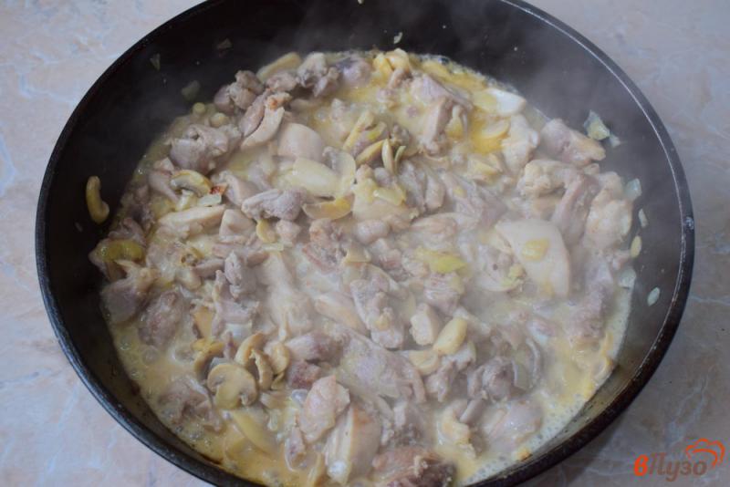 Фото приготовление рецепта: Курица с шампиньонами на сковороде шаг №4