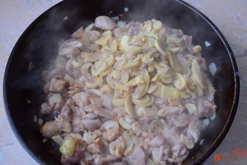 Фото приготовление рецепта: Курица с шампиньонами на сковороде шаг №3