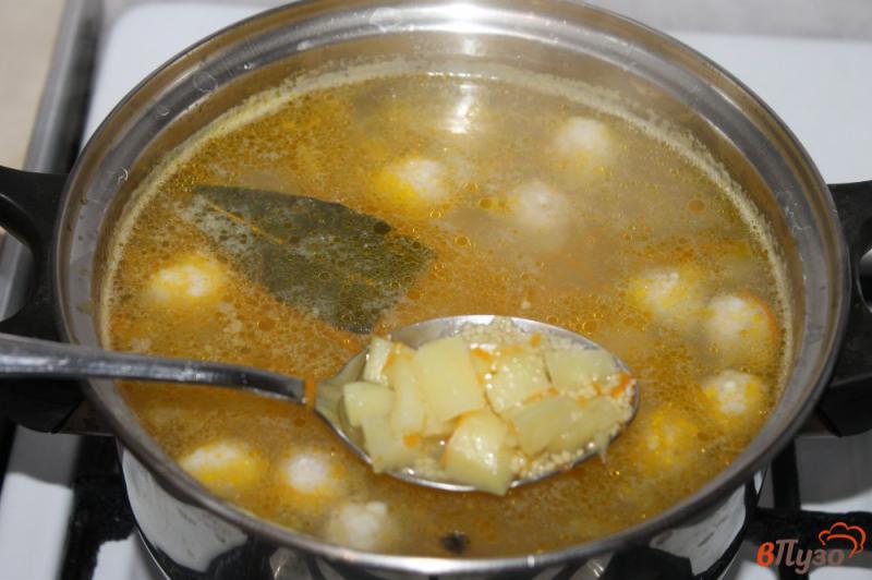 Фото приготовление рецепта: Суп с кус - кусом и рыбными фрикадельками для деток шаг №6