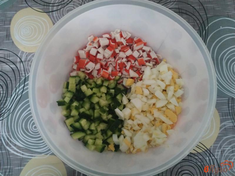 Фото приготовление рецепта: Салат крабовый с рисом шаг №4