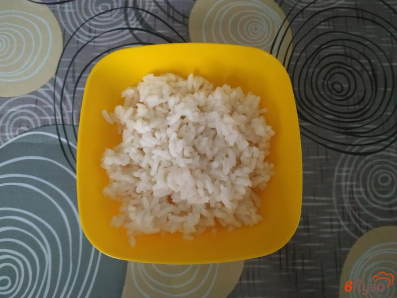 Фото приготовление рецепта: Салат крабовый с рисом шаг №5