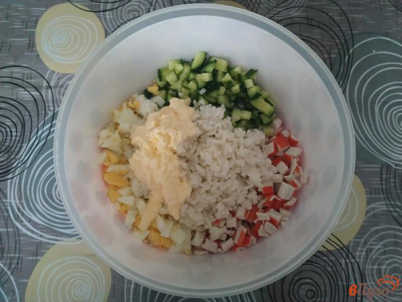 Фото приготовление рецепта: Салат крабовый с рисом шаг №6