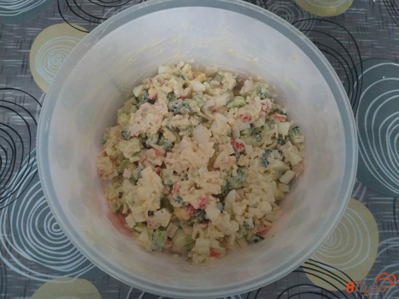 Фото приготовление рецепта: Салат крабовый с рисом шаг №7