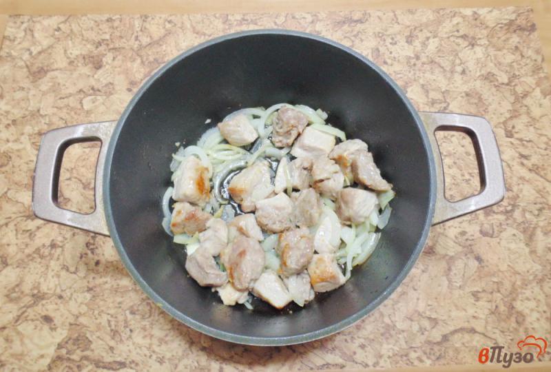 Фото приготовление рецепта: Свинина «Пикантная» с солеными огурцами шаг №2