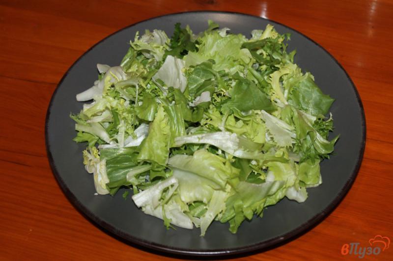 Фото приготовление рецепта: Микс салат с плавленым сыром сухариками и куриной грудкой шаг №4