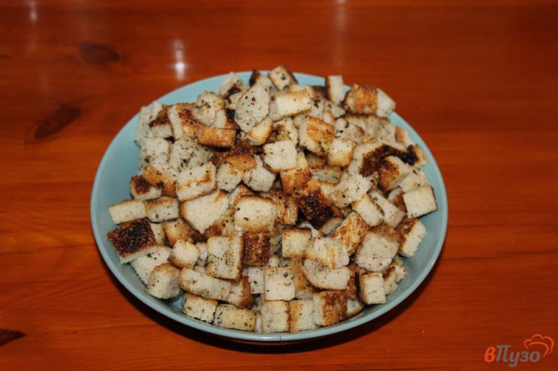 Фото приготовление рецепта: Микс салат с плавленым сыром сухариками и куриной грудкой шаг №2