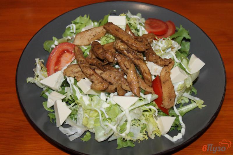 Фото приготовление рецепта: Микс салат с плавленым сыром сухариками и куриной грудкой шаг №5