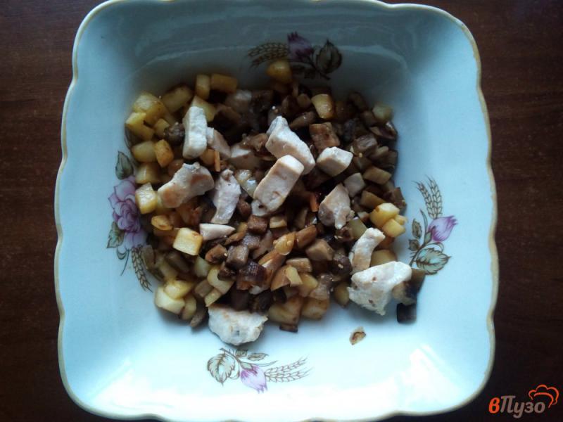 Фото приготовление рецепта: Овощная запеканка с курицей и сырно-картофельной корочкой шаг №4