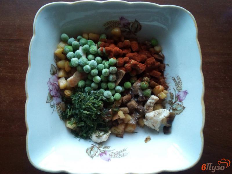 Фото приготовление рецепта: Овощная запеканка с курицей и сырно-картофельной корочкой шаг №5