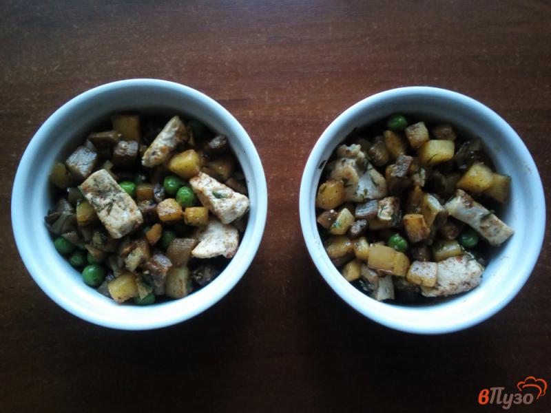 Фото приготовление рецепта: Овощная запеканка с курицей и сырно-картофельной корочкой шаг №6