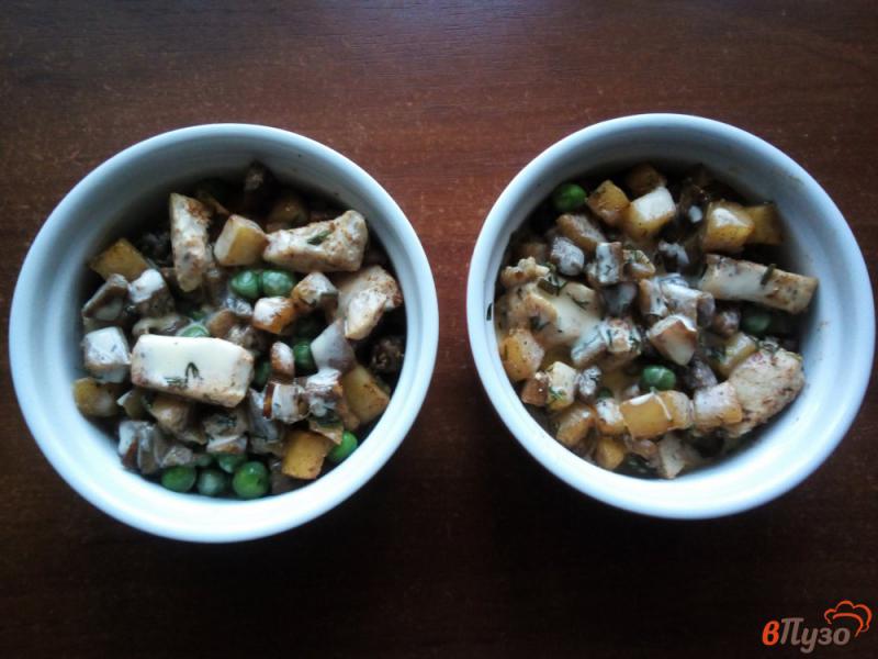 Фото приготовление рецепта: Овощная запеканка с курицей и сырно-картофельной корочкой шаг №8