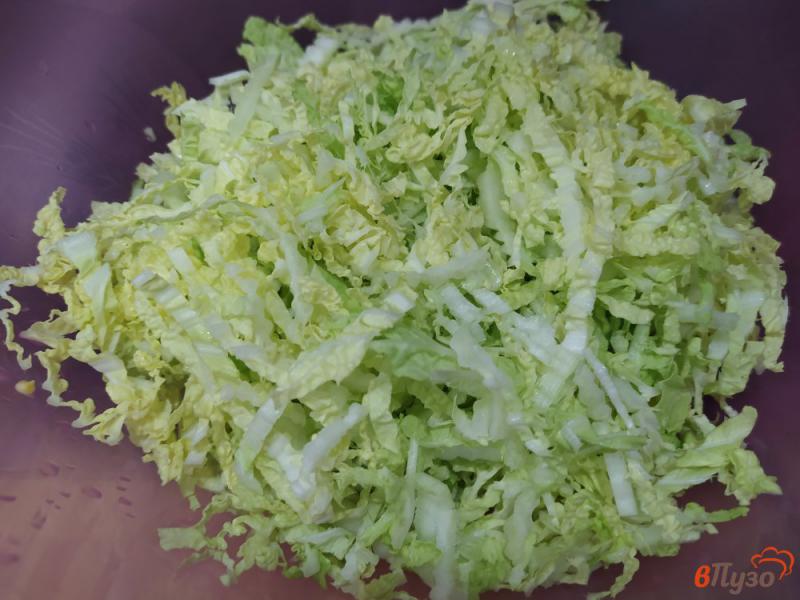 Фото приготовление рецепта: Салат из пекинской капусты и копченого окорочка шаг №4
