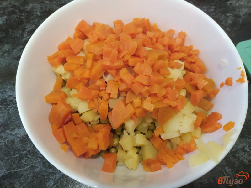 Фото приготовление рецепта: Салат с горошком и сельдью шаг №4