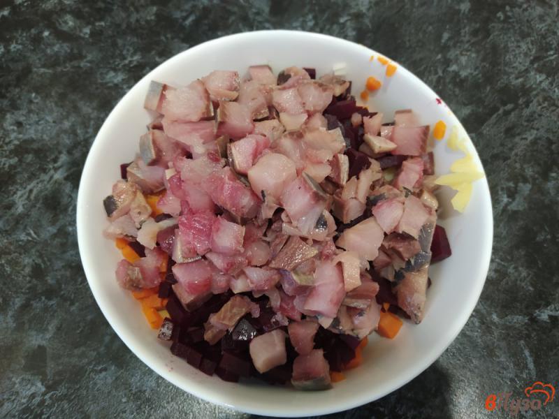 Фото приготовление рецепта: Салат с горошком и сельдью шаг №5
