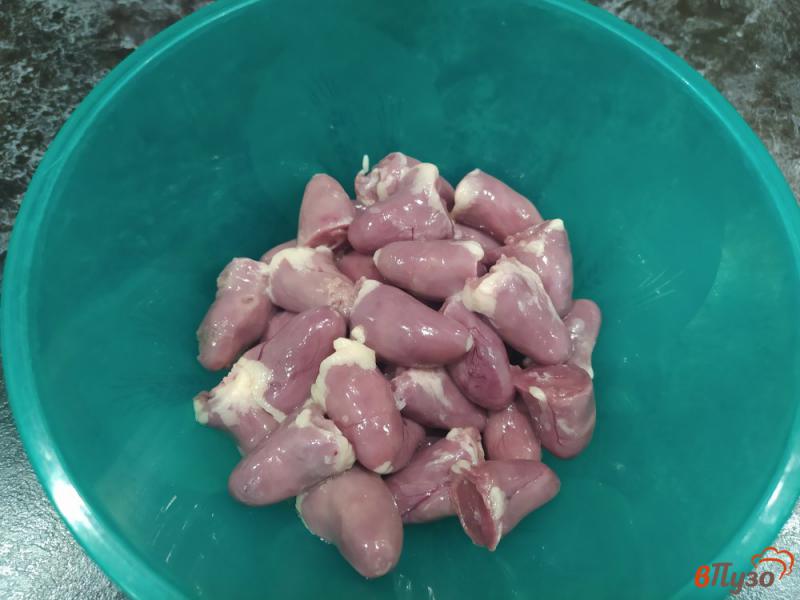 Фото приготовление рецепта: Куриные сердечки с шампиньонами в сметане шаг №4