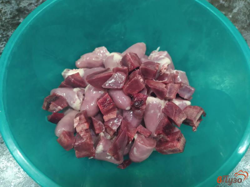 Фото приготовление рецепта: Куриные сердечки с шампиньонами в сметане шаг №5