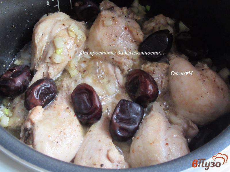 Фото приготовление рецепта: Плов с курицей и финиками по-мароккански шаг №4