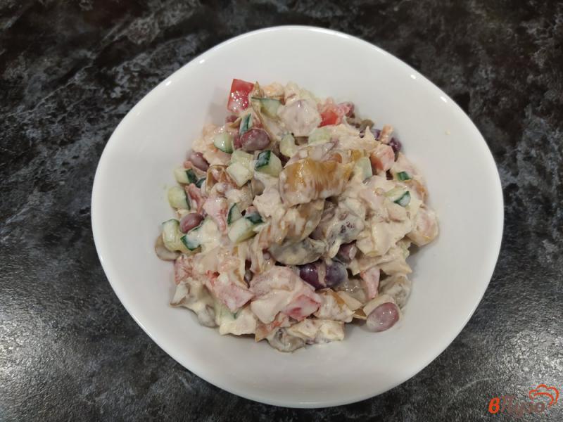 Фото приготовление рецепта: Салат с шампиньонами и копченым окорочком шаг №9