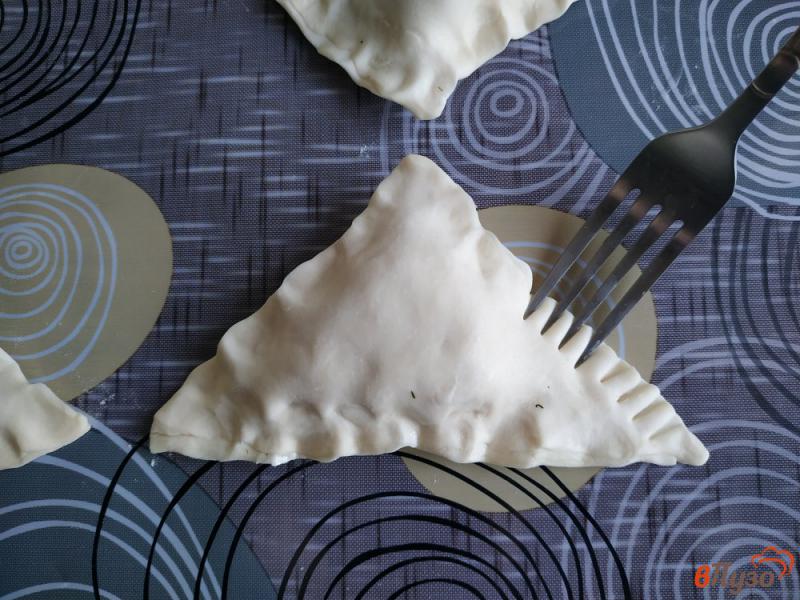 Фото приготовление рецепта: Слоеные пирожки с ветчиной и сыром шаг №6