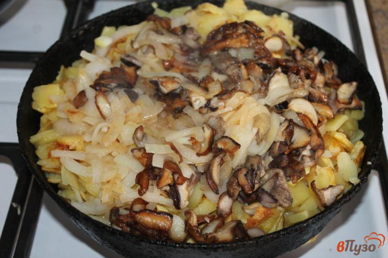 Фото приготовление рецепта: Жареный картофель с грибным миксом шаг №3