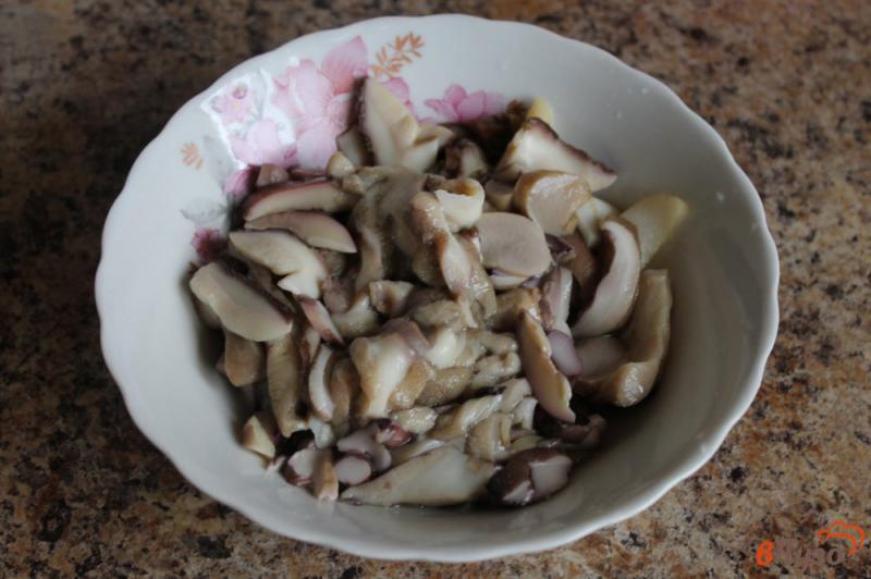 Фото приготовление рецепта: Жареный картофель с грибным миксом шаг №2