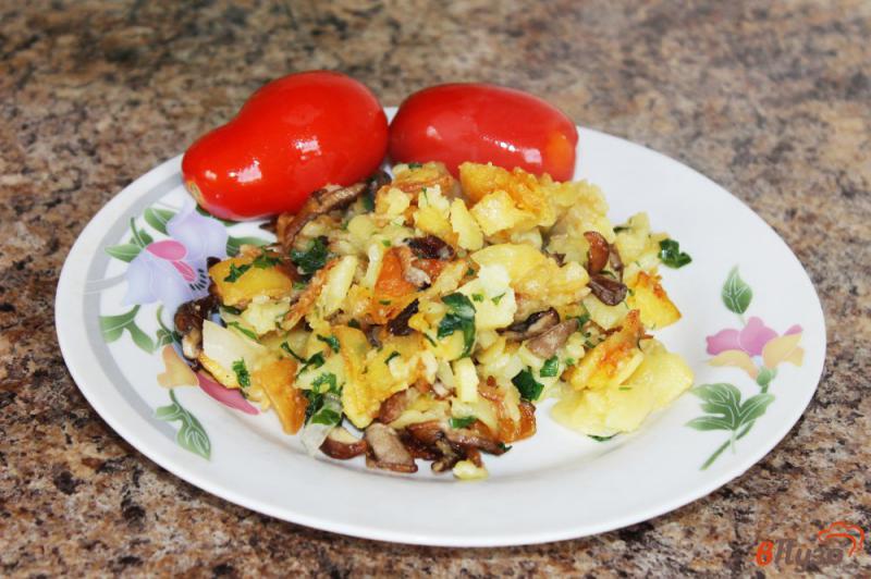 Фото приготовление рецепта: Жареный картофель с грибным миксом шаг №5