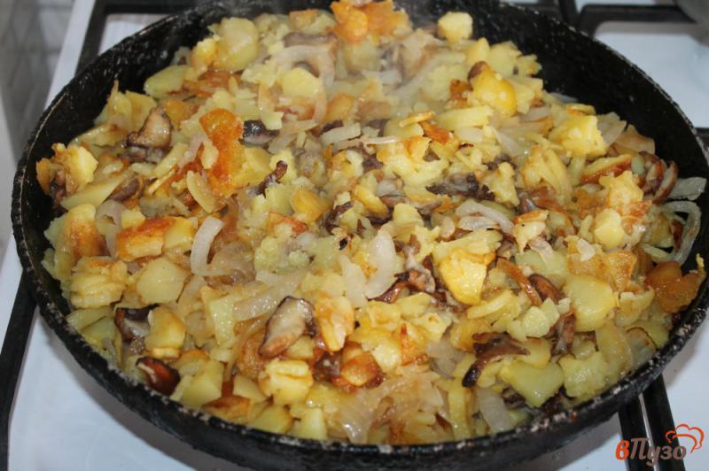 Фото приготовление рецепта: Жареный картофель с грибным миксом шаг №4