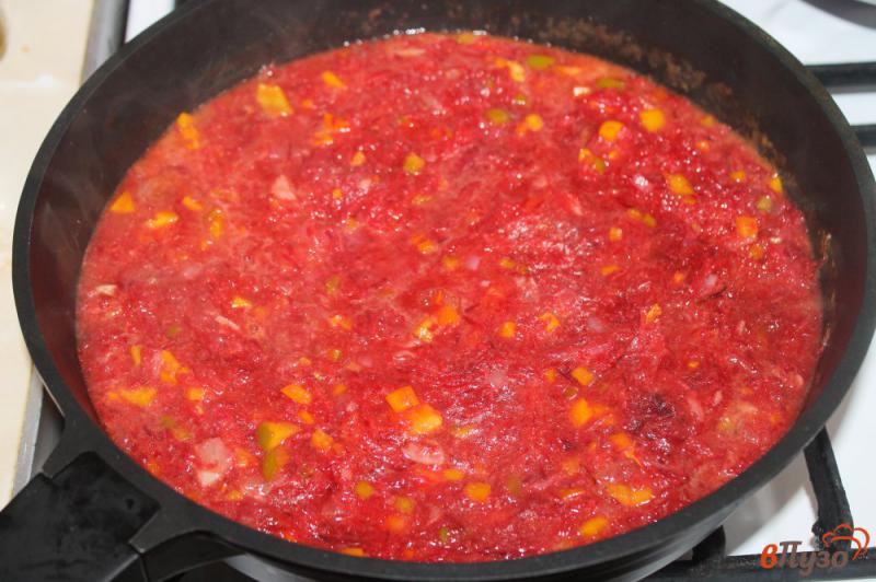 Фото приготовление рецепта: Борщ с кусочками курицы и томатом шаг №3