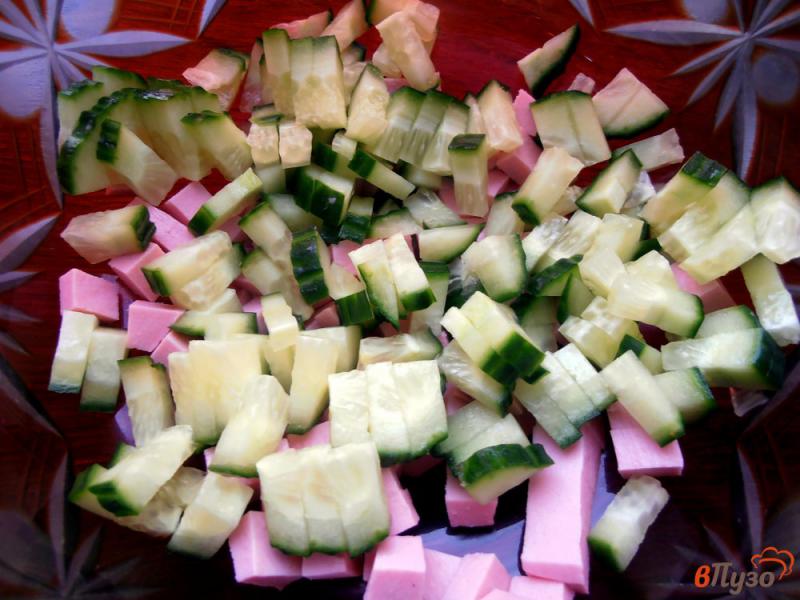 Фото приготовление рецепта: Салат из картофеля с колбасой и зеленым луком шаг №2