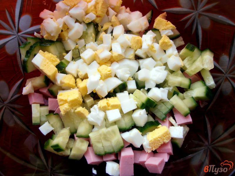 Фото приготовление рецепта: Салат из картофеля с колбасой и зеленым луком шаг №3