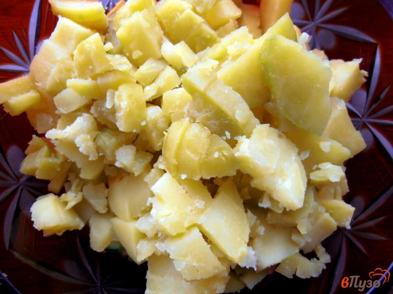 Фото приготовление рецепта: Салат из картофеля с колбасой и зеленым луком шаг №4