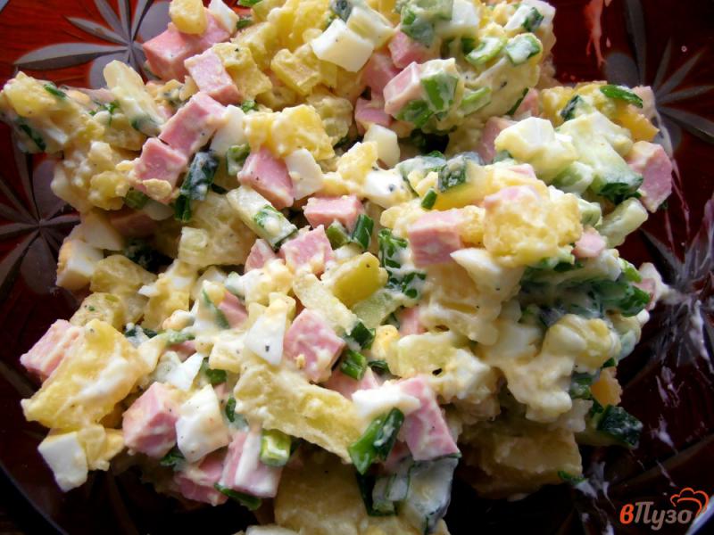 Фото приготовление рецепта: Салат из картофеля с колбасой и зеленым луком шаг №7