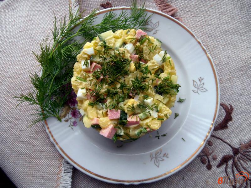 Фото приготовление рецепта: Салат из картофеля с колбасой и зеленым луком шаг №8