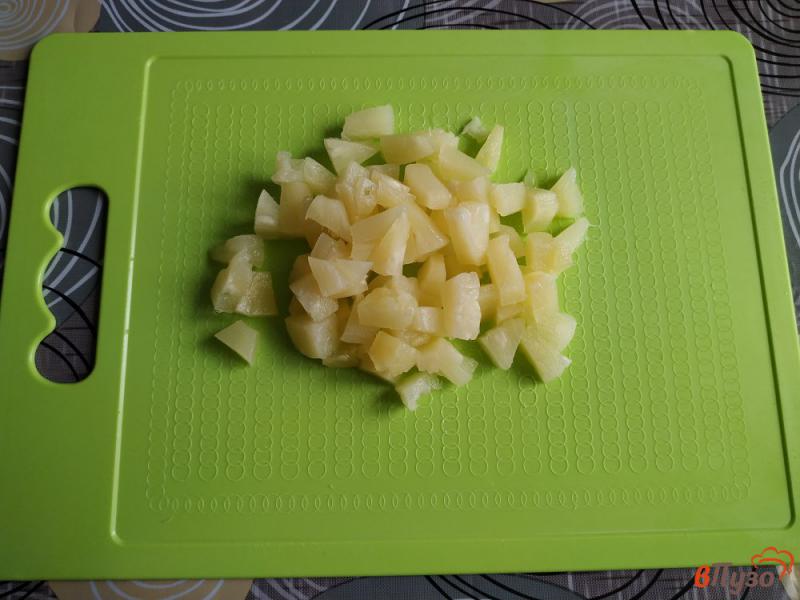 Фото приготовление рецепта: Салат с ананасом шаг №5