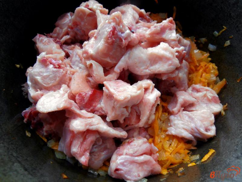 Фото приготовление рецепта: Гречнево-рисовый плов с курицей шаг №3