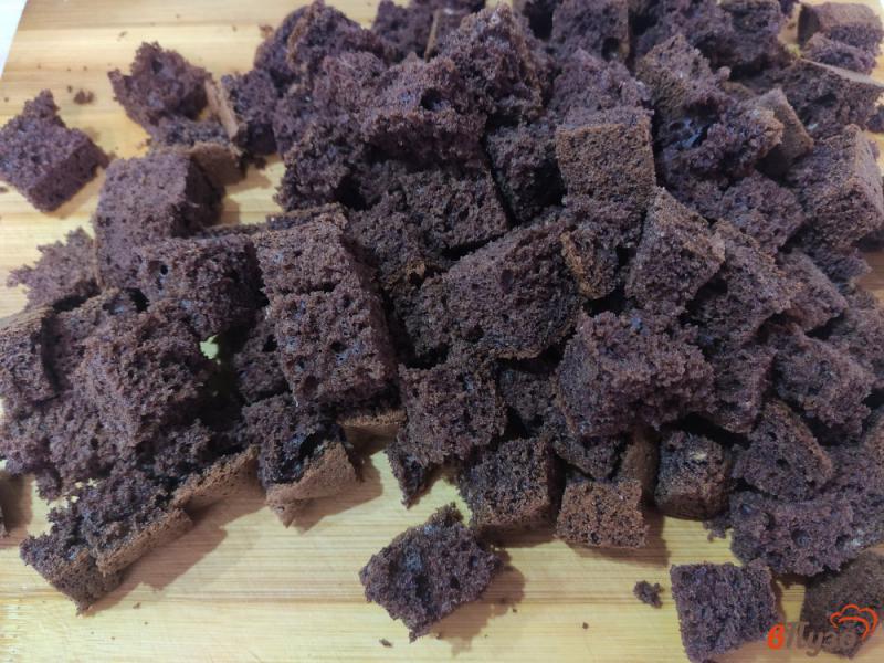Фото приготовление рецепта: Десерт из шоколадного бисквита с творожным кремом шаг №1