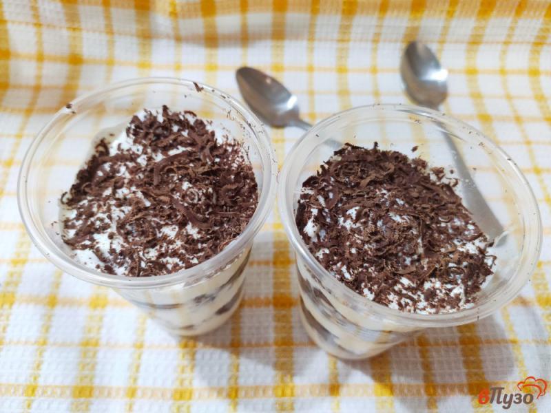 Фото приготовление рецепта: Десерт из шоколадного бисквита с творожным кремом шаг №10