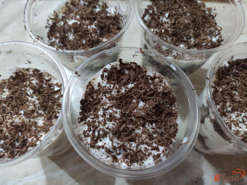 Фото приготовление рецепта: Десерт из шоколадного бисквита с творожным кремом шаг №9
